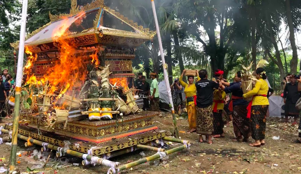 Bali : les flammes de l’âme / Llamas del alma