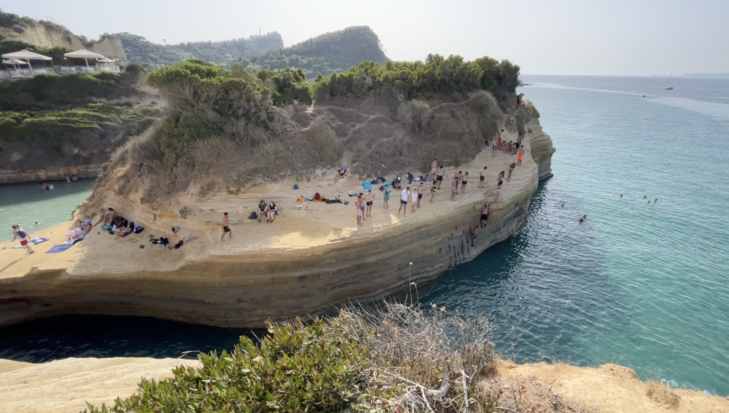 Corfou, en proie aux flammes • Corfu, victime de las llamas