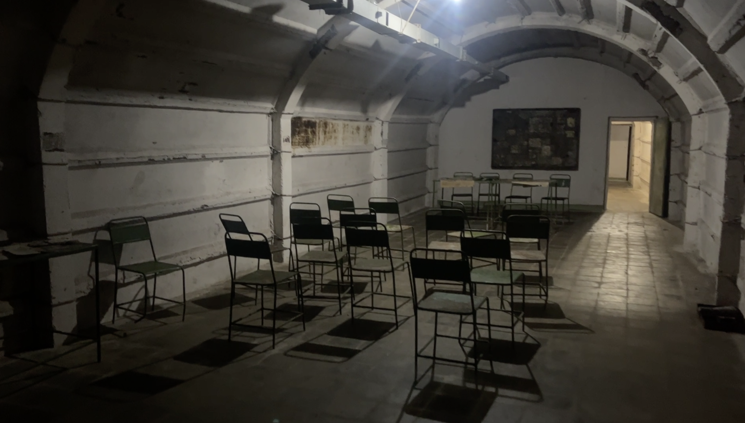 Dans les bunkers inconnus d’Albanie • En los bunkers secretos de Albania