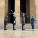 A Ankara, l&rsquo;ombre d&rsquo;Atatürk un siècle plus tard • En Ankara, la sombra de Atatürk sobre la nación