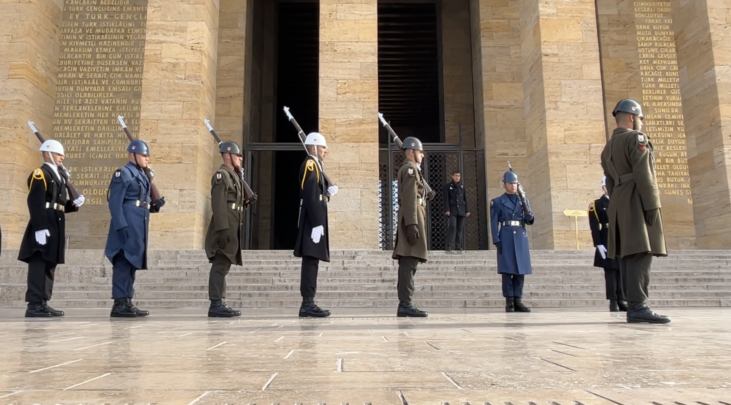 A Ankara, l&rsquo;ombre d&rsquo;Atatürk un siècle plus tard • En Ankara, la sombra de Atatürk sobre la nación