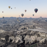 Dans les profondeurs de la Cappadoce • En las profundidades de Cappadocia