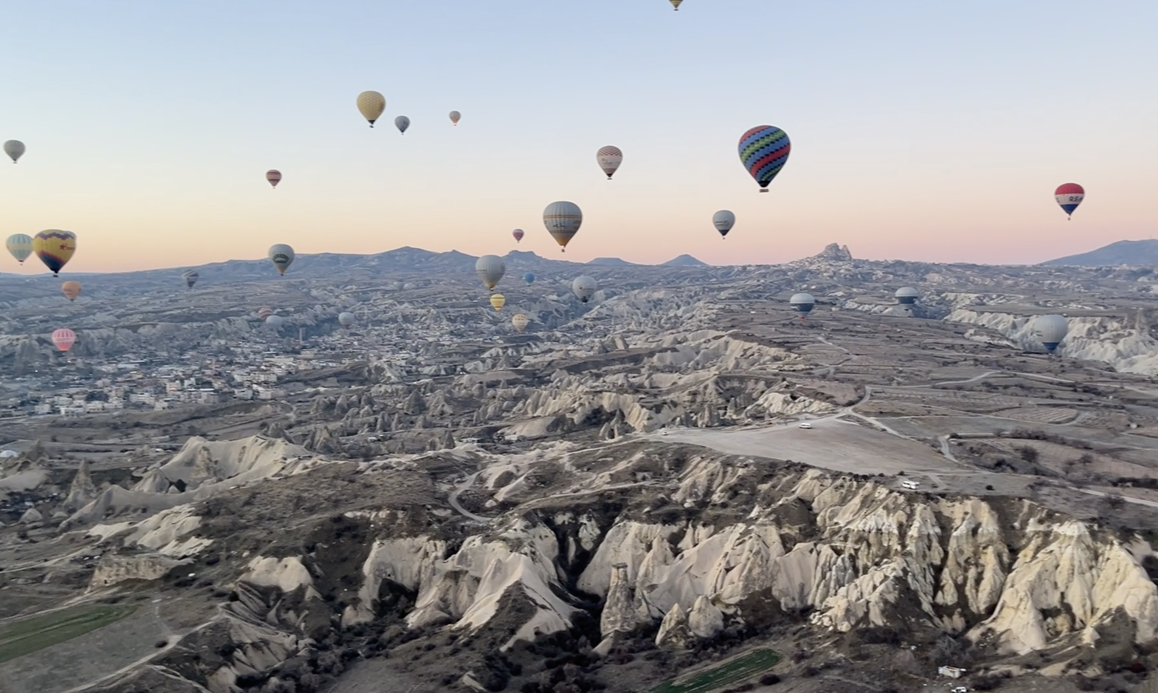 Dans les profondeurs de la Cappadoce • En las profundidades de Cappadocia