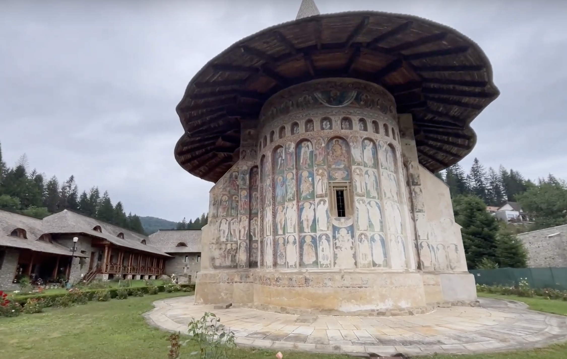 Les mystères des monastères roumains • Los misterios de los monasterios rumanos