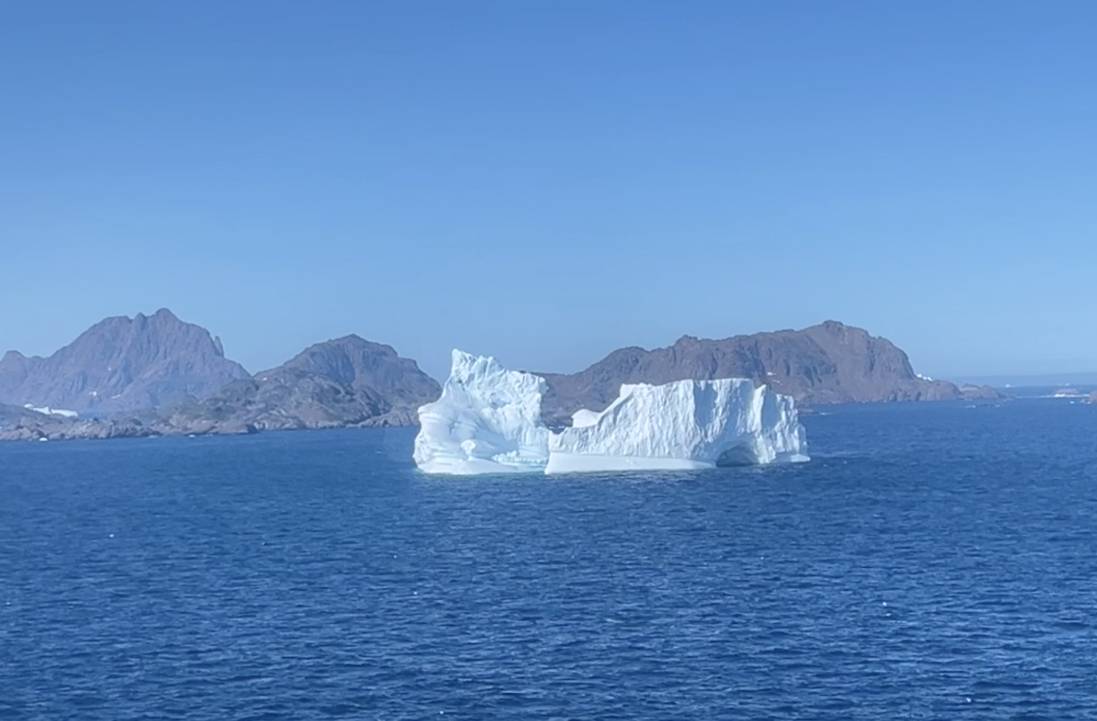 Au milieu des icebergs au Groënland • Entre los icebergs de Groenlandia