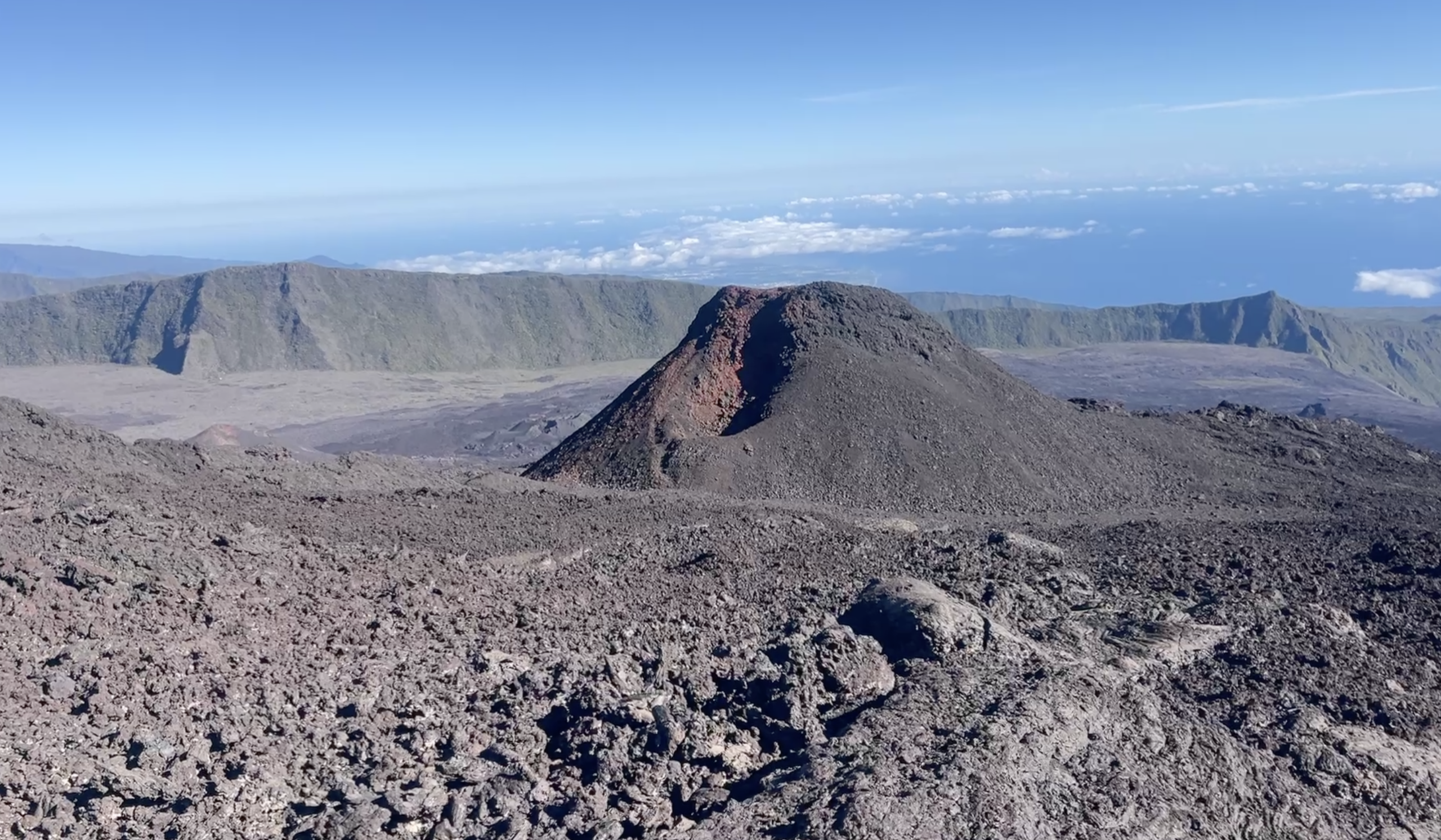 A la Réunion, le Piton se réveille encore et encore… • En La Reunión, el Piton nunca deja de despertar…
