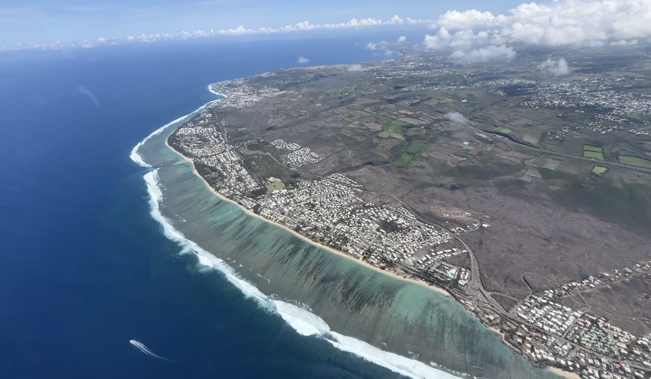 A la Réunion, des sentiers vertigineux • En la isla de La Reunión, senderos vertiginosos